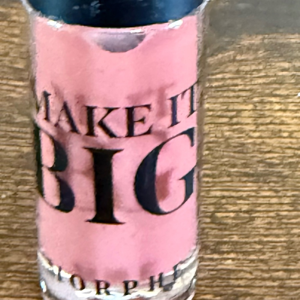 Morphe lip plumper. make it Big
Shade: Natural Born Kisser